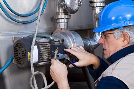 Instalación de bombas de agua y depósitos de agua